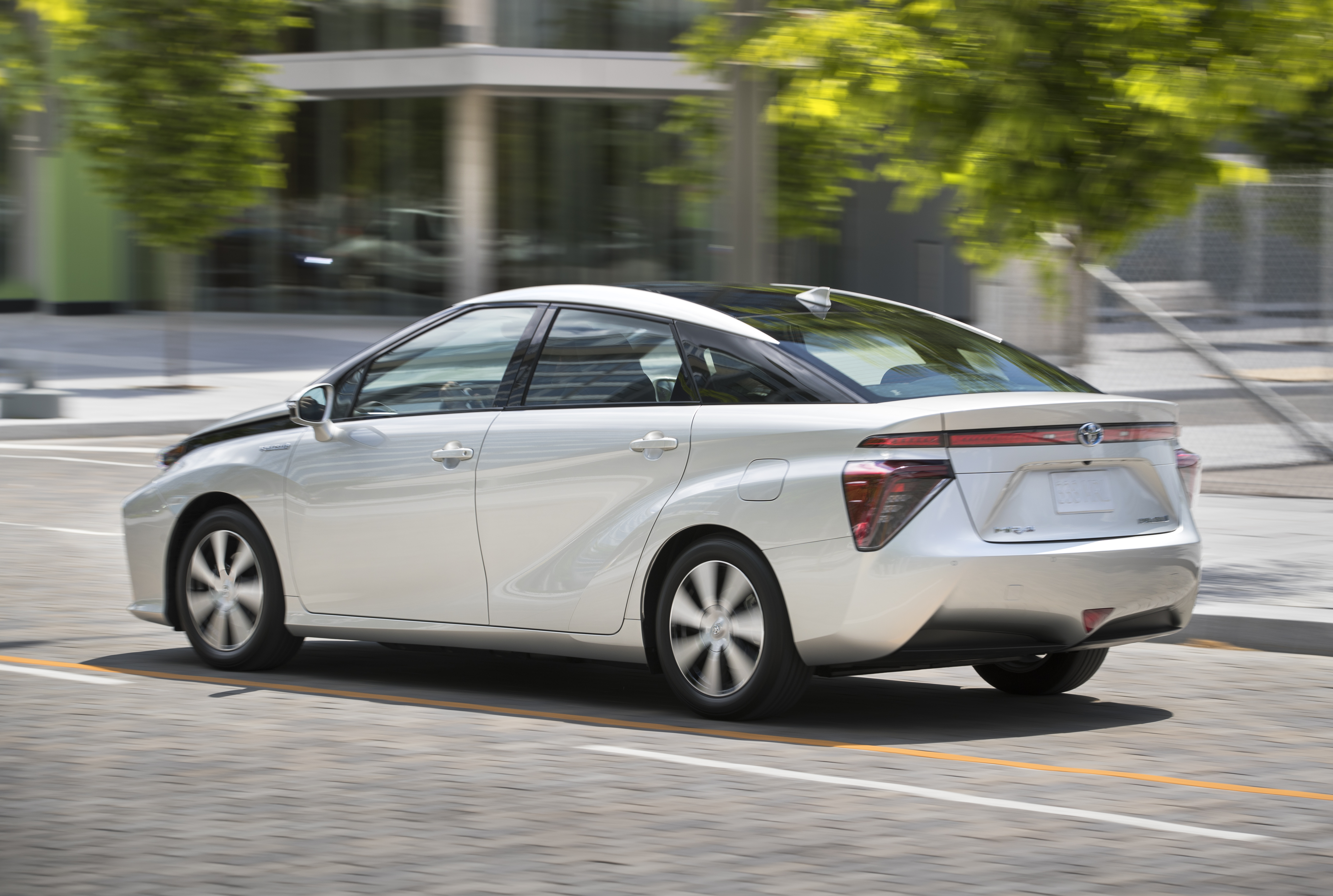 2016_Toyota_Mirai-11