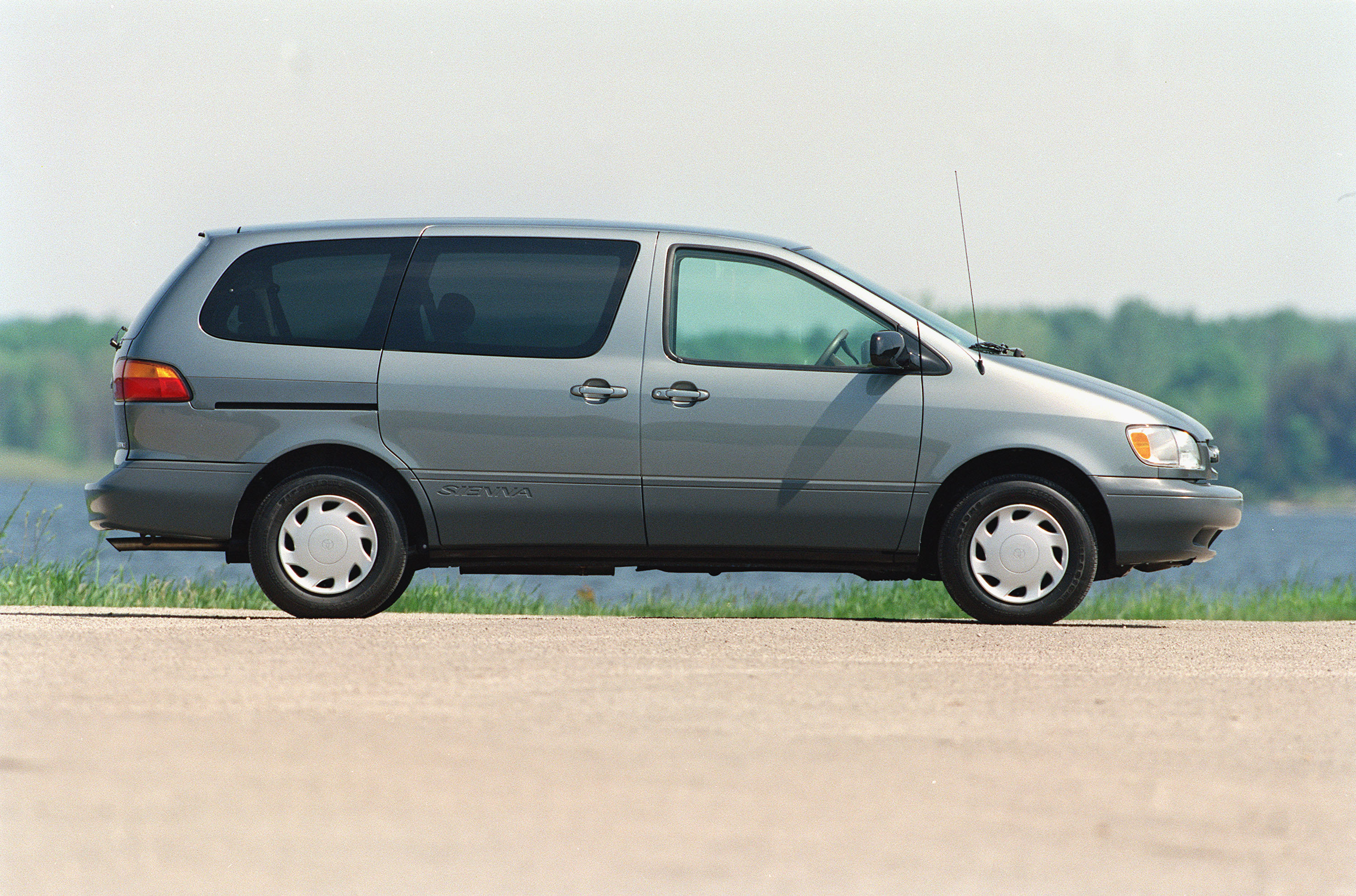 1998 Toyota Sienna 01